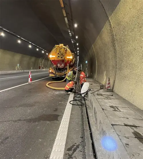 新市隧道排水渠清淤